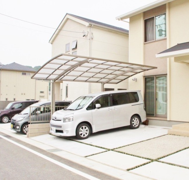 ゆるやかなアール屋根が優しいカーポート