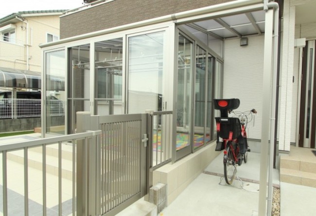 ガーデンルームに連結させた駐輪スペース写真